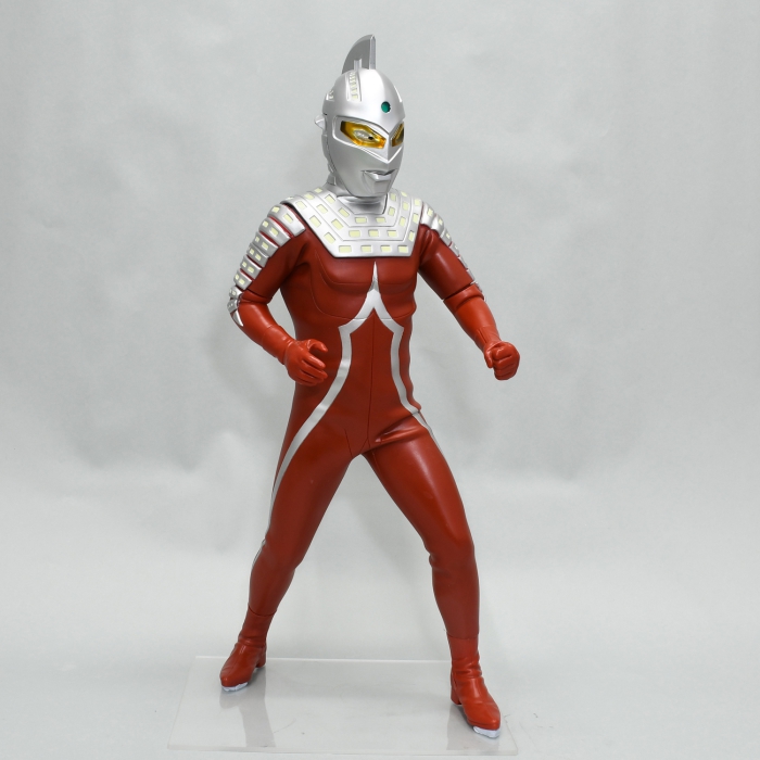 力強いファイティングポーズのウルトラセブンのメガソフビキット復刻版 